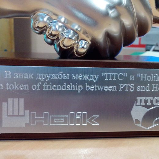 Гравированная табличка на подставке корпоративного сувенира