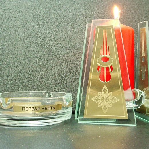 Пепельница и подсвечник с фирменной символикой компании