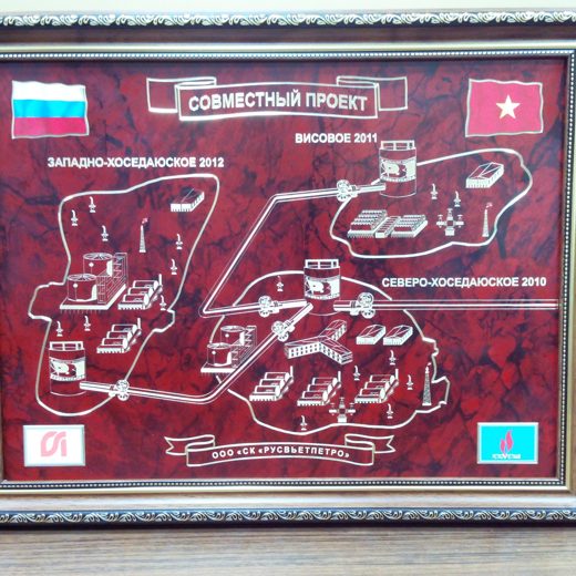 Цветная схема месторождений на металле в багетной рамке